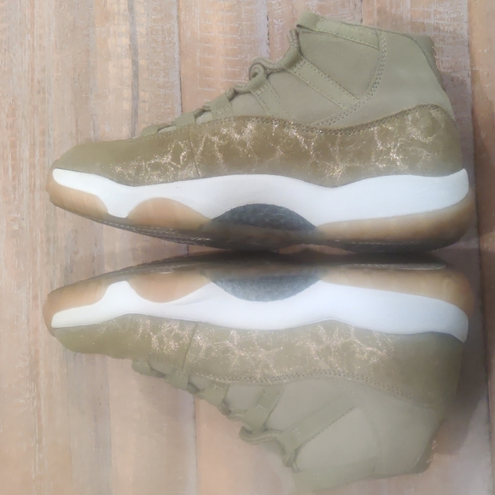 Jordan 11's Olive Lux - Picture 4 of 11